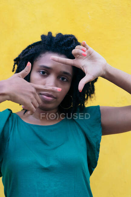 Mujer negra con peinado afro en la ciudad - foto de stock