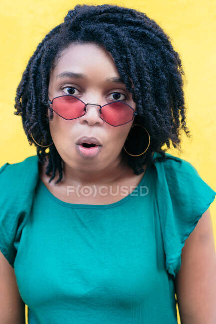Porträt einer modischen jungen Frau mit roter Sonnenbrille — Stockfoto