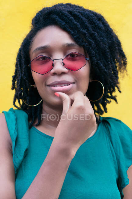 Portrait de cool noir avec des lunettes de soleil rouges — Photo de stock