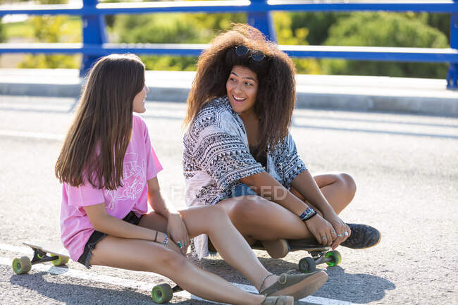 Giovani pattinaggio ragazze a riposo e parlare — Foto stock