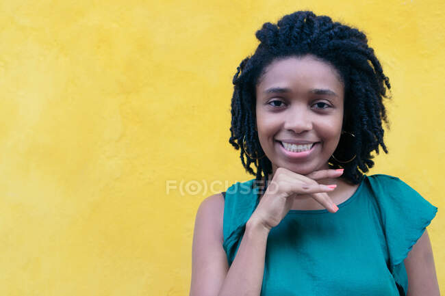Ritratto di giovane donna con capelli afro in strada — Foto stock