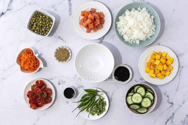 Верхний вид разнообразных свежих ингредиентов для приготовления традиционных восточных тычков, помещенных на мраморный стол — стоковое фото