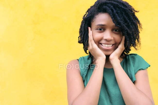 Portrait of a happy young woman in the street — Stock Photo
