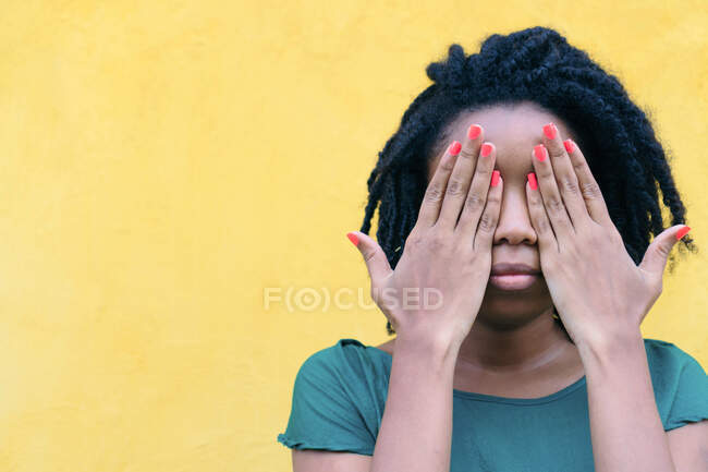 Ritratto di donna africana che si copre gli occhi per strada — Foto stock