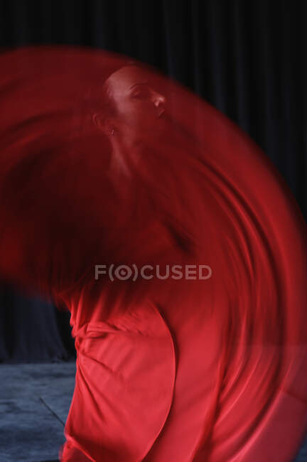 Giovane donna con il trucco in abito rosso e nero che esegue danza tradizionale spagnola guardando altrove — Foto stock