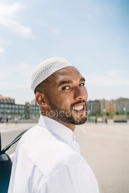 Islamic male in authentic white clothes while standing — Stock Photo