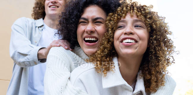 Diverse man and women standing behind each other showing heads with curly hair and laughing — Stock Photo