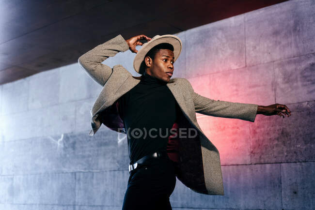 Портрет элегантного черного мужчины в сером пальто на улице — стоковое фото