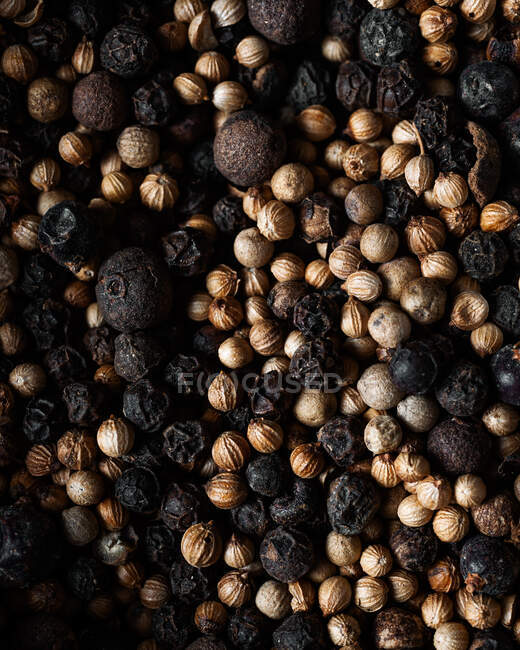 Primer plano de una pila de granos de pimienta vistos desde arriba - foto de stock