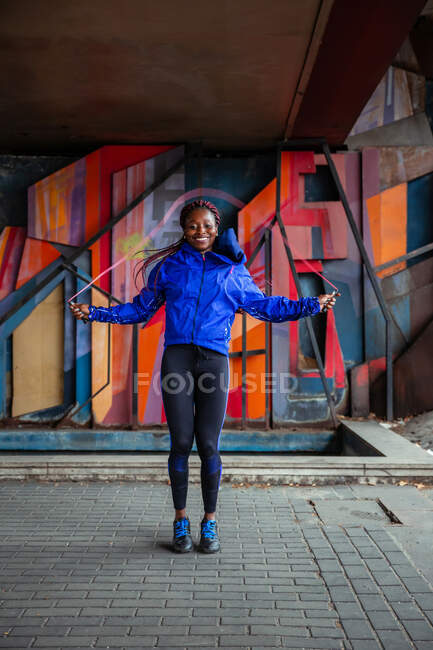 Femme afro-américaine sauter corde — Photo de stock