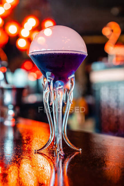 Niedriger Winkel des erfrischenden Geschmacks Blaster Cocktail im Glas auf der Theke in der Bar serviert — Stockfoto