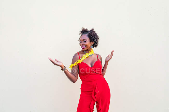 Donna afroamericana con le braccia tese e la bocca aperta in piedi su sfondo bianco — Foto stock
