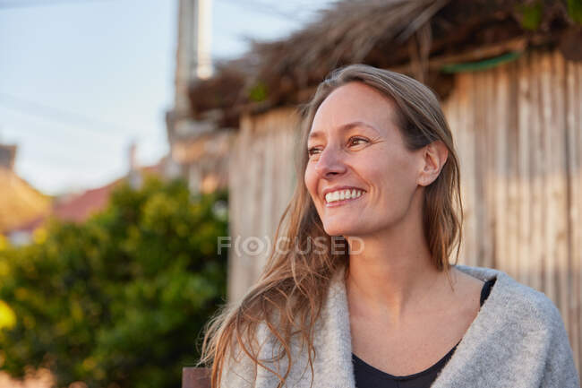 Femme tendre avec les yeux fermés debout dans un jardin d'été luxuriant et profiter week-end regardant loin — Photo de stock