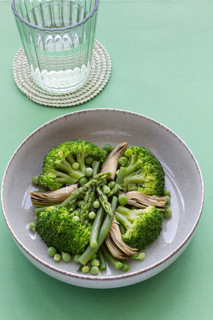 Gros plan vu de dessus d'un plat de légumes avec brocoli, champignons et pois — Photo de stock