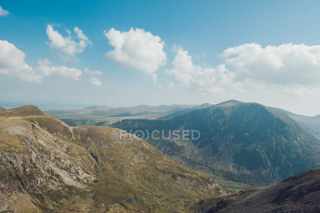 Захватывающие дух пейзажи скалистой горной цепи под голубым небом летом в Уэльсе — стоковое фото