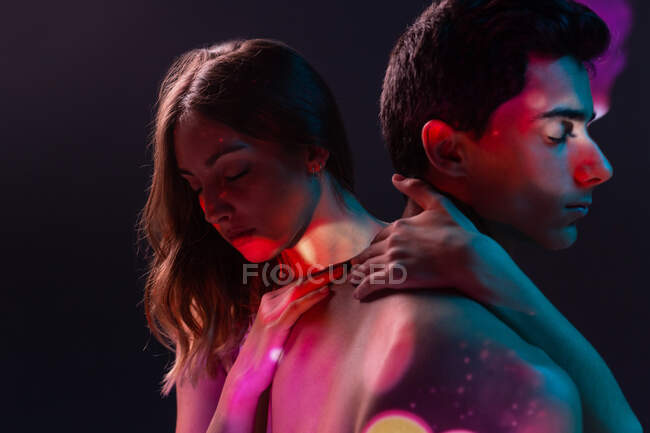 Imagem artística de casal afetuoso mostrando amor sob luzes projetor — Fotografia de Stock