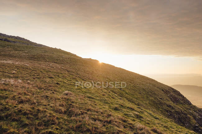 Вражаючі краєвиди яскравого вечірнього зоряного неба на гірському хребті в Уельсі. — стокове фото
