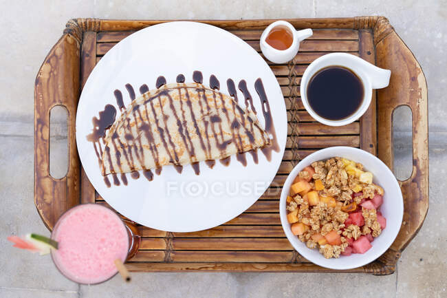 Vista superior da bandeja com saboroso café da manhã de tigela de energia com cubos de frutas frescas e granola contra bebida refrescante — Fotografia de Stock