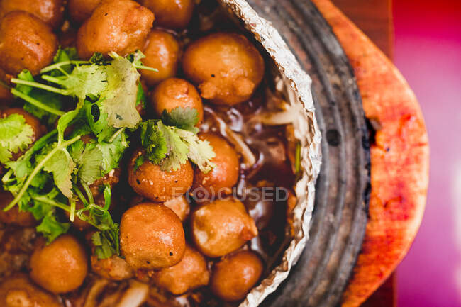 De cima delicioso taro quente com vapor frito em folha na mesa de madeira no restaurante — Fotografia de Stock