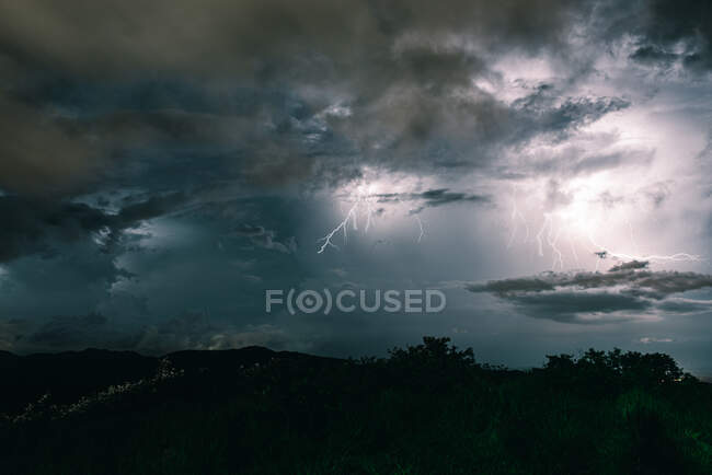 Céu de tempestade com relâmpagos entre as nuvens escuras e dramáticas — Fotografia de Stock