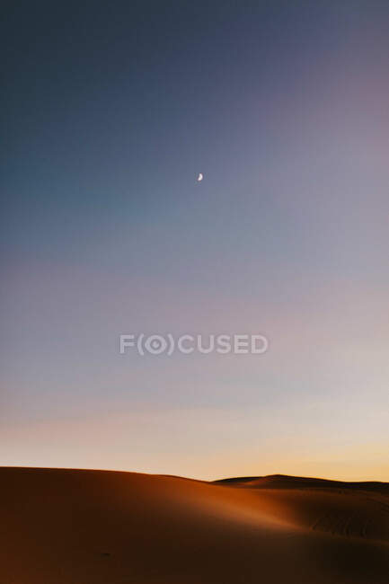 Duna de arena contra el cielo azul sin nubes en el desierto cerca de Marrakech, Marruecos - foto de stock