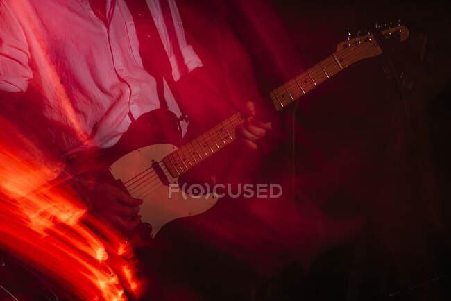 Blurred scene of musicians performing rock music con stage — Stock Photo