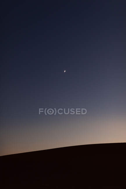 Dune de sable contre ciel bleu sans nuages dans le désert près de Marrakech, Maroc — Photo de stock