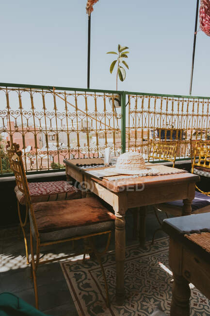Mesa con mantel situada en el patio de la casa tradicional árabe en el día soleado en Marrakech, Marruecos - foto de stock