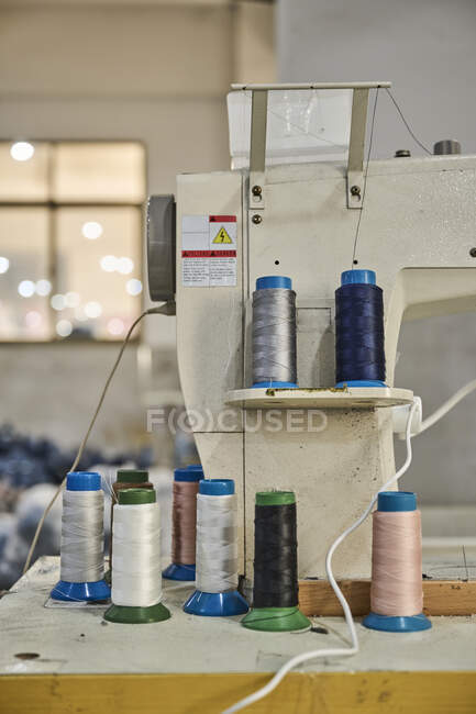 Dettaglio dei pacchetti del filato nella macchina da cucire alla fabbrica cinese delle scarpe — Foto stock