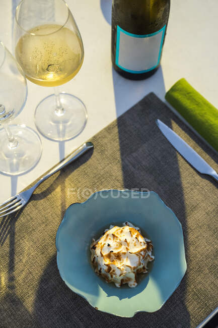 Délicieux dessert gâteau au citron au restaurant de haute cuisine en plein air — Photo de stock
