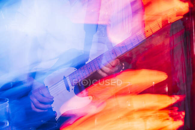 Scena offuscata del chitarrista che suona una chitarra elettrica con stage — Foto stock