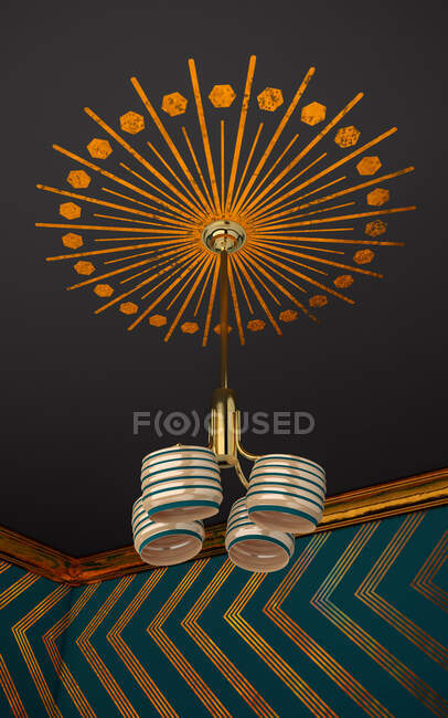 Lámpara colgando del techo con estilo Art Deco en el interior de una casa con toques dorados - foto de stock