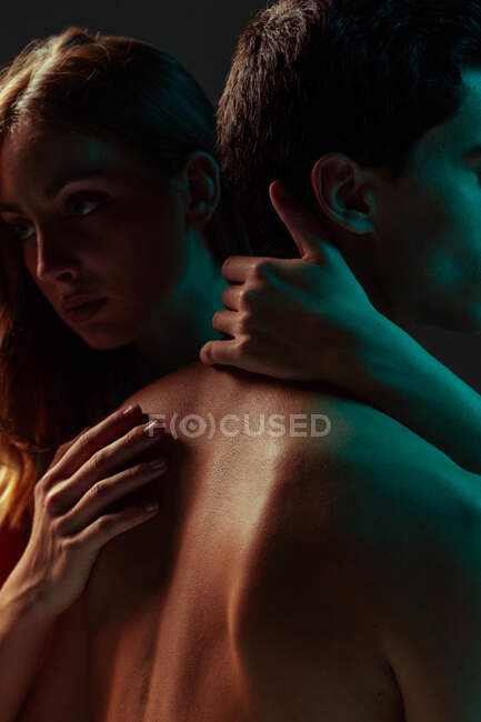 Image artistique de couple affectueux montrant l'amour sous les projecteurs — Photo de stock