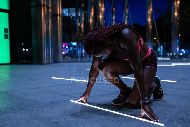 Sportswoman prêt à courir début — Photo de stock