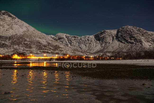 Spettacolari aurore boreali verdi a Tromso — Foto stock