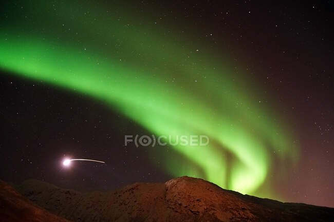 Вражаючі зелені північні вогні в Тромсо — стокове фото
