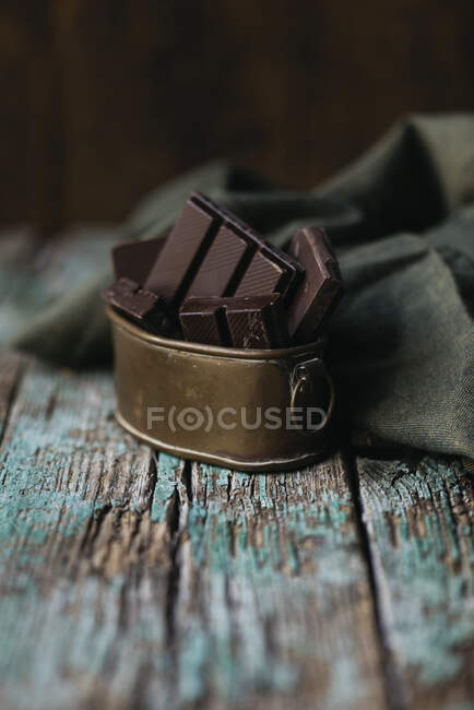 Vista frontale di diversi pezzi di barrette di cioccolato — Foto stock
