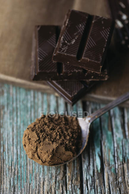 Vista de perto de uma colher vintage com cacau natural para fazer chocolate caseiro — Fotografia de Stock