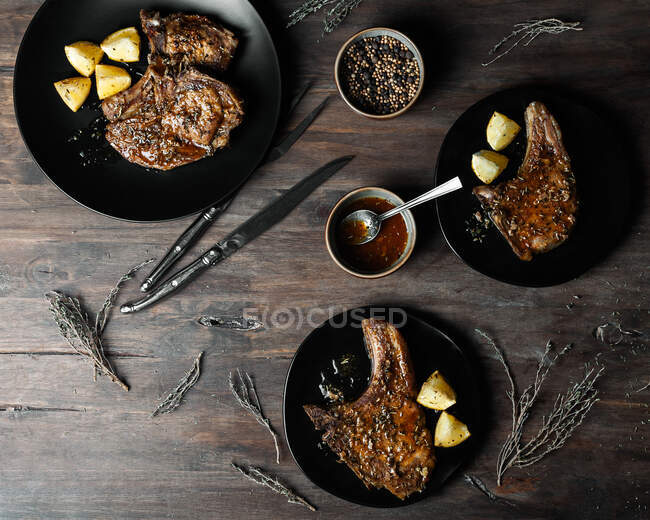 Closeup of some pork fillet with potatoes and honey seen from above — Stock Photo