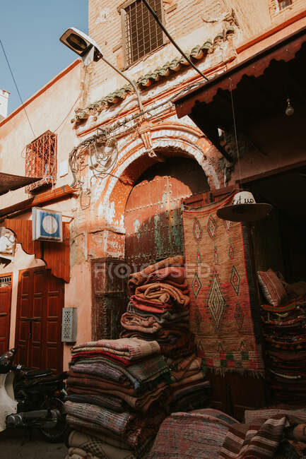 Ornamental blankets and soft pillow arranged on marketplace on street of Marrakesh, Morocco — Stock Photo