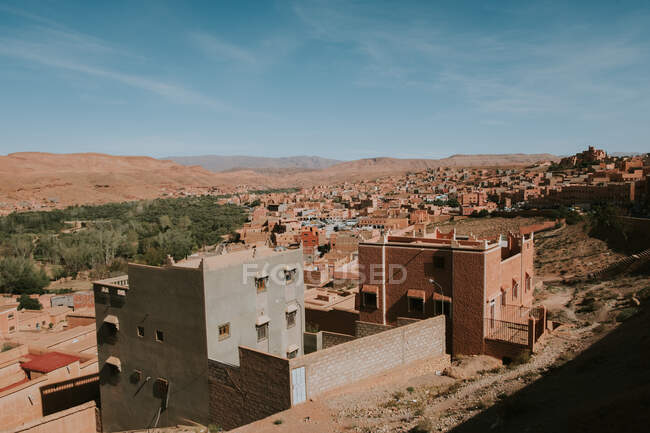 Шаббі будинки автентичного ісламського міста, розташовані біля пагорбів у похмурий день у Марракеші, Марокко. — стокове фото