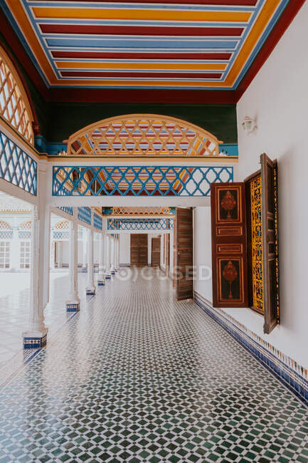 Extérieur du bâtiment arabe traditionnel avec terrasse couverte colorée et fenêtres ornementales à Marrakech, Maroc — Photo de stock
