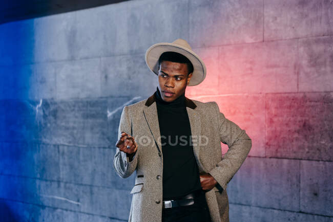 Портрет элегантного черного мужчины в сером пальто на улице — стоковое фото
