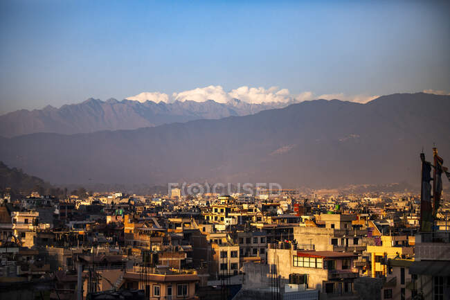 Incredibile vista del paesaggio urbano di Kathmandu con edifici residenziali situati in altopiani in Nepal in serata — Foto stock