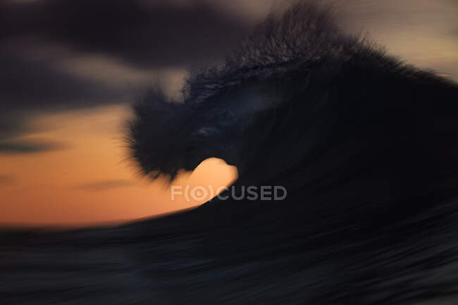 Primer plano de una ola gigante en el mar - foto de stock