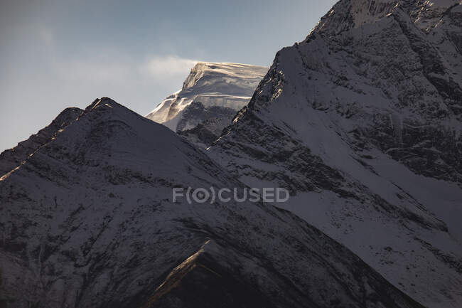 Vista pitoresca de rochas ásperas cobertas de neve no inverno no Himalaia, no Nepal — Fotografia de Stock