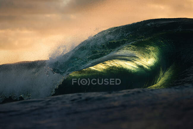 Крупный план гигантской волны в море в один день лета — стоковое фото