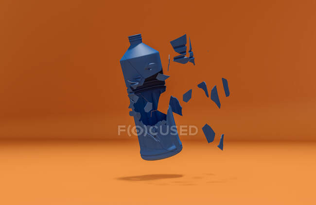 Rompere bottiglia di plastica degradante su sfondo arancione. Concetto di rifiuti e inquinamento. — Foto stock