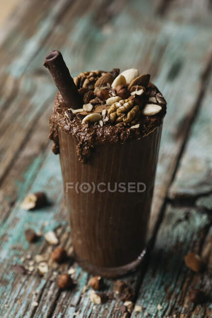 Sabroso batido de chocolate vegano con nueces naturales - foto de stock