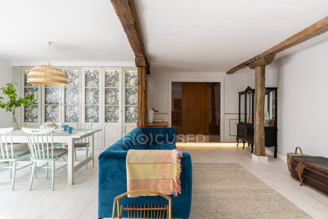Salon intérieur de la maison confortable moderne avec canapé bleu — Photo de stock